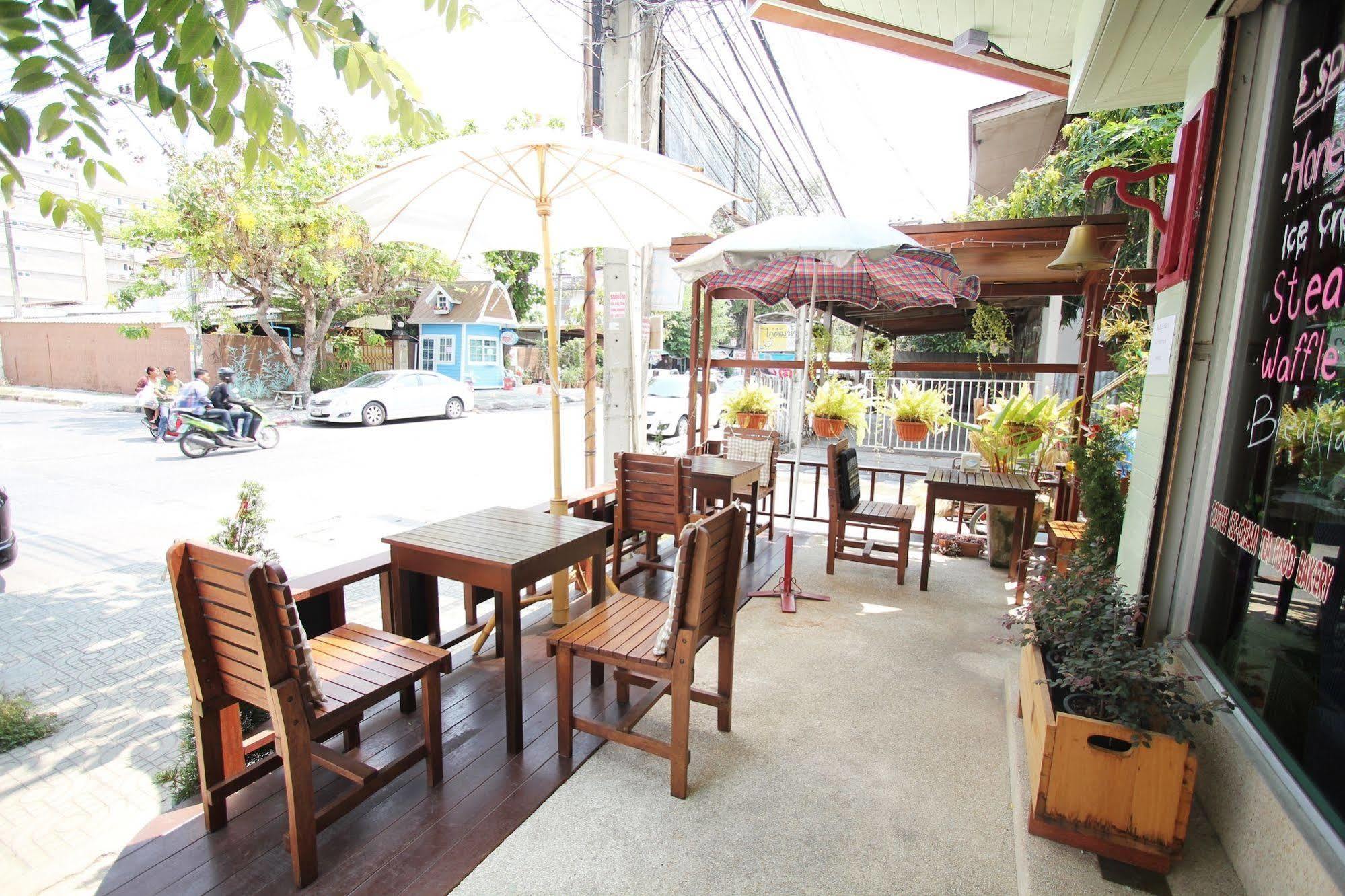 Chanchala Cafe & Hostel Хуа Хин Екстериор снимка